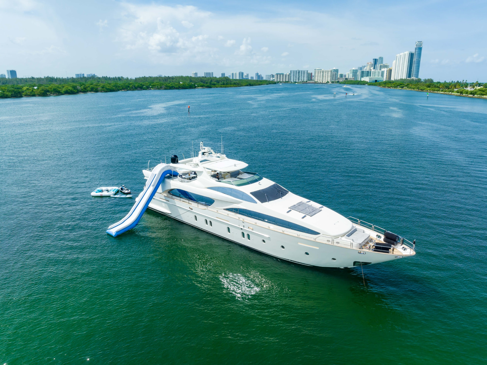 116ft Azimut